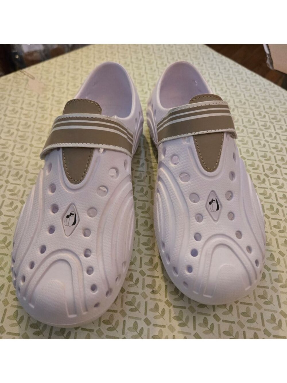 Hounds footwear by USA Dowgs. ultra light slip on clogs. Size 7-8